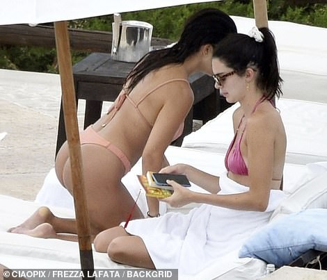 Kendall Jenner Kourtney Kardashian Sexy TheFappening.Pro 4 - Kendall Jenner & Kourtney Kardashian Sexy (44 Photos)