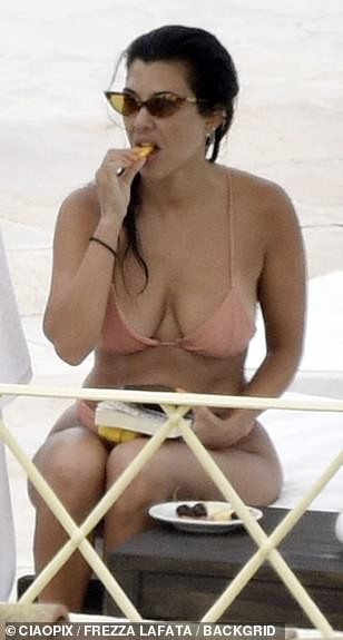 Kendall Jenner Kourtney Kardashian Sexy TheFappening.Pro 40 - Kendall Jenner & Kourtney Kardashian Sexy (44 Photos)