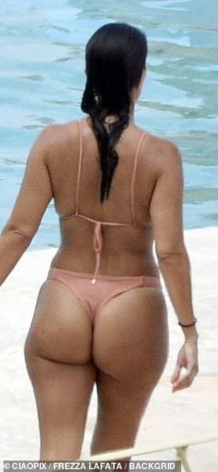 Kendall Jenner Kourtney Kardashian Sexy TheFappening.Pro 43 - Kendall Jenner & Kourtney Kardashian Sexy (44 Photos)