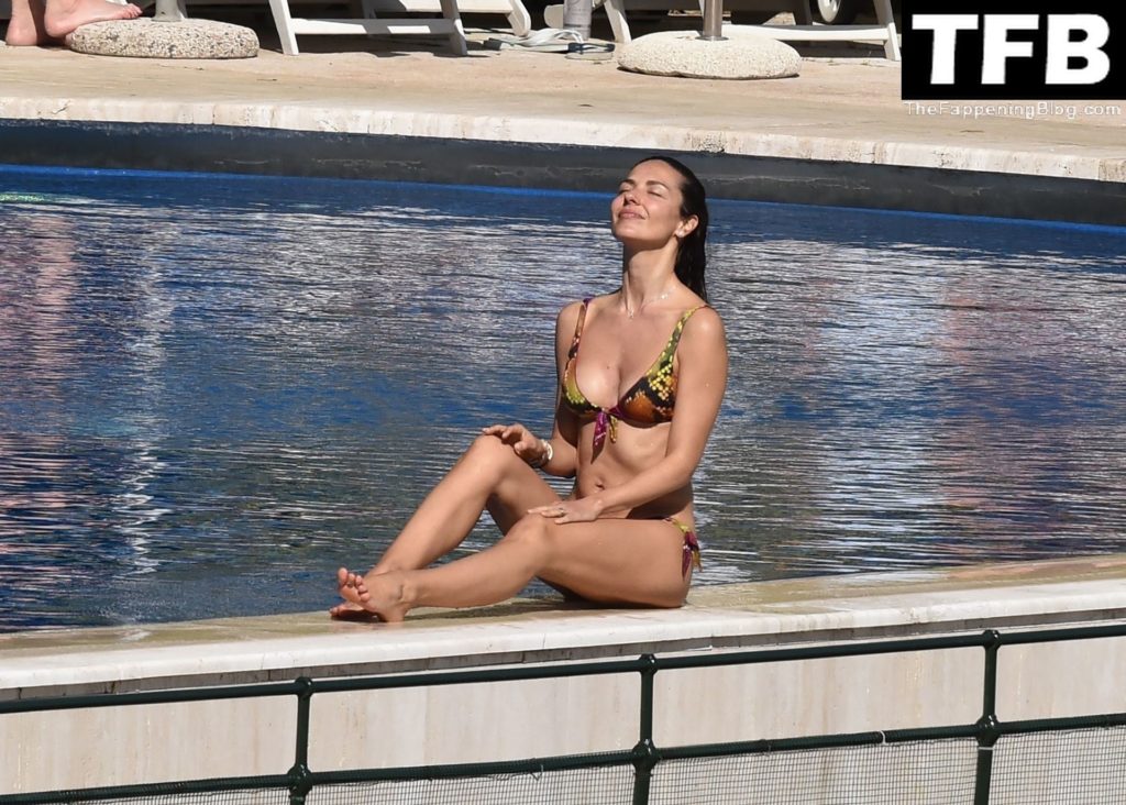 Laura Barriales Sexy The Fappening Blog 17 1024x732 - Laura Barriales Enjoys a Relaxing Holiday with Her Friends in Sunny Portofino (23 Photos)