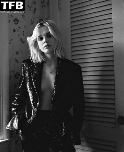 Odessa Young by Jon Ervin for Vogue Australia February 2022 7 thefappeningblog.com  1024x1257 407x500 - Odessa Young Nude & Sexy (9 Photos)