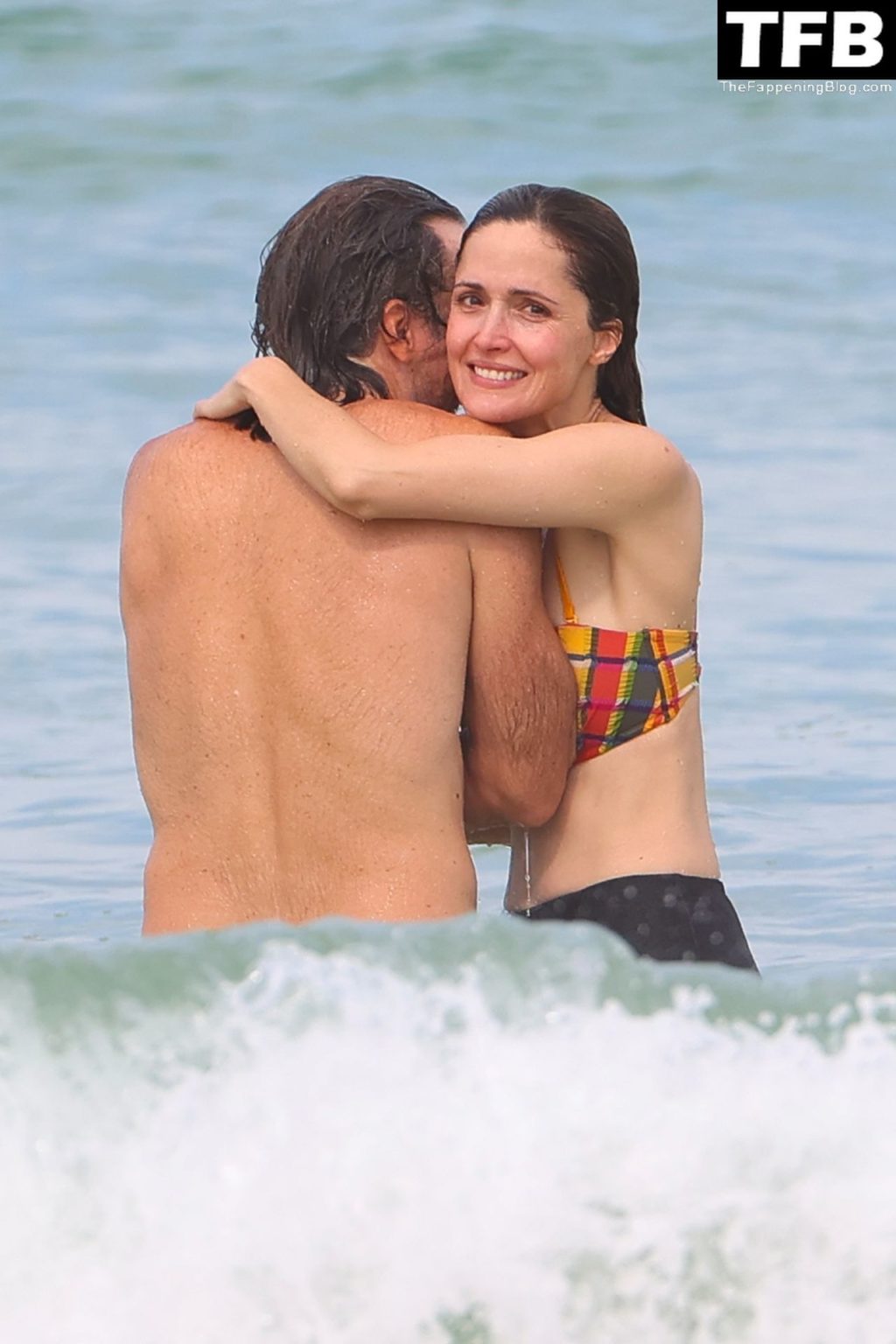 Rose Byrne Sexy The Fappening Blog 10 1024x1536 - Rose Byrne & Kick Gurry Enjoy a Day on the Beach in Sydney (90 Photos)