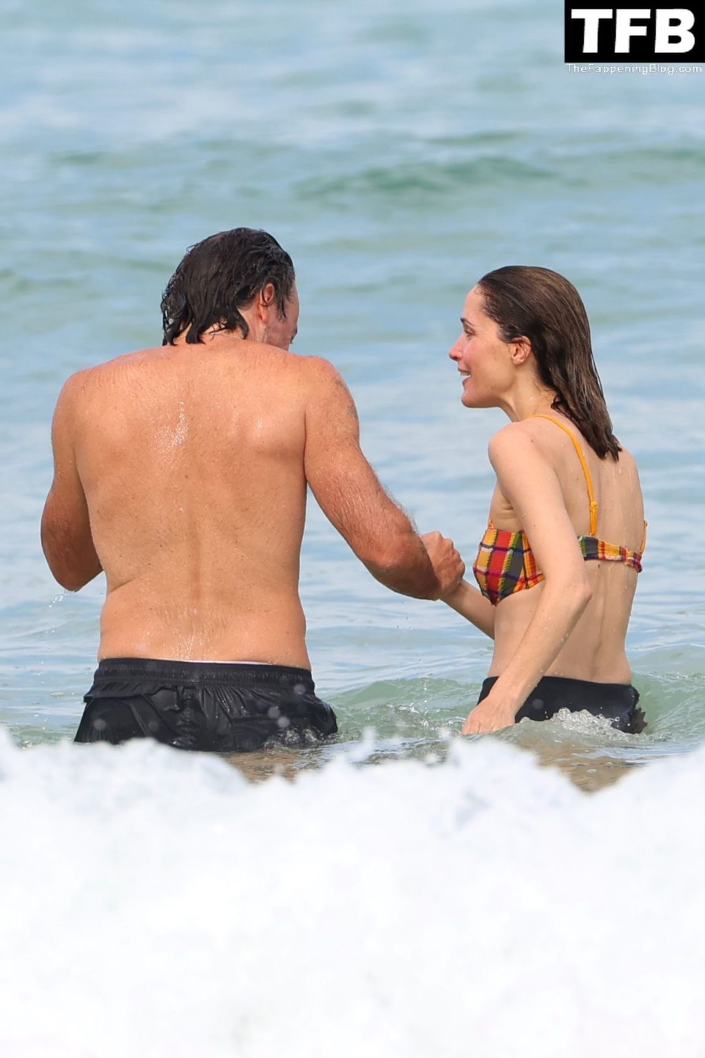 Rose Byrne Sexy The Fappening Blog 14 1024x1536 - Rose Byrne & Kick Gurry Enjoy a Day on the Beach in Sydney (90 Photos)