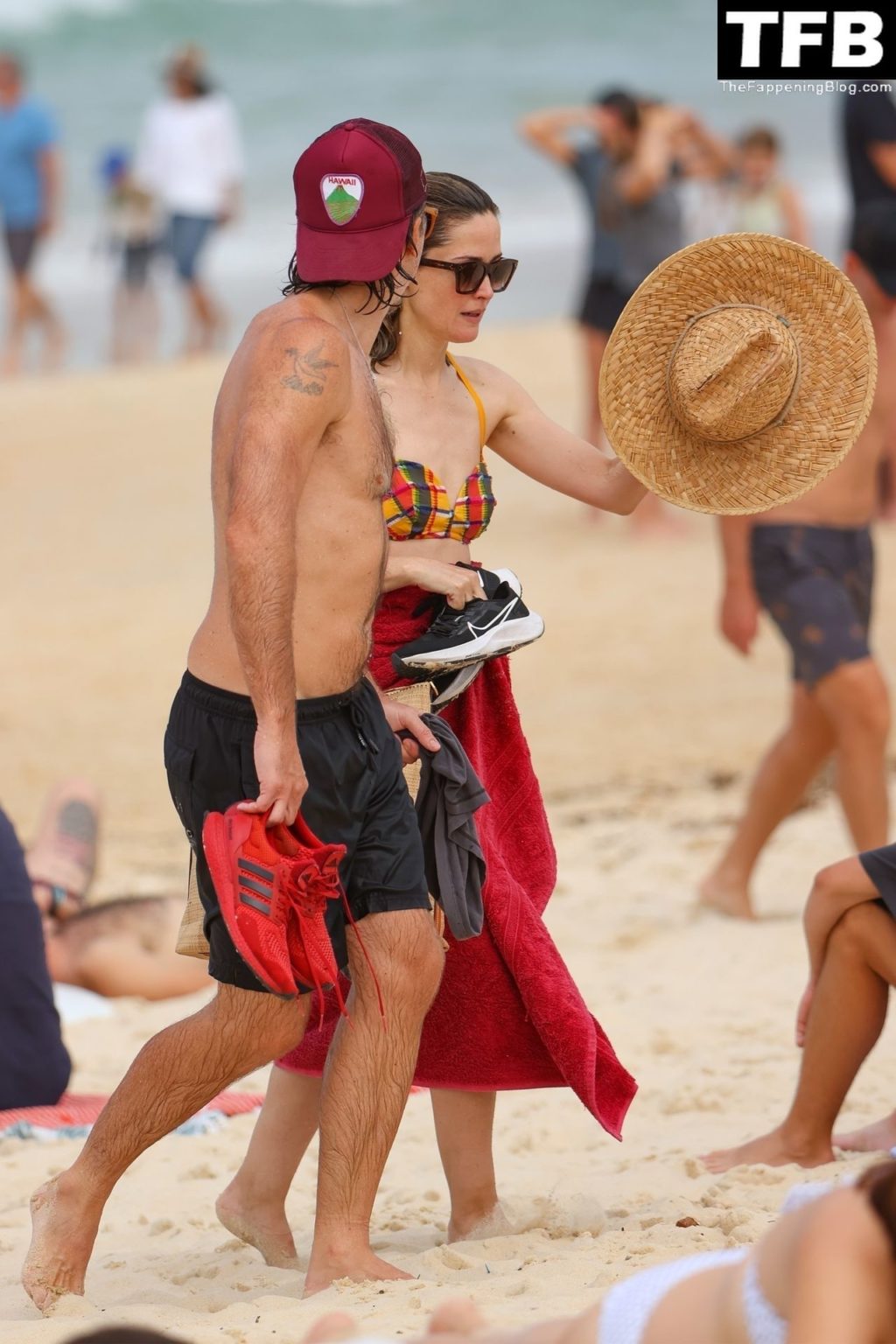 Rose Byrne Sexy The Fappening Blog 17 1024x1536 - Rose Byrne & Kick Gurry Enjoy a Day on the Beach in Sydney (90 Photos)