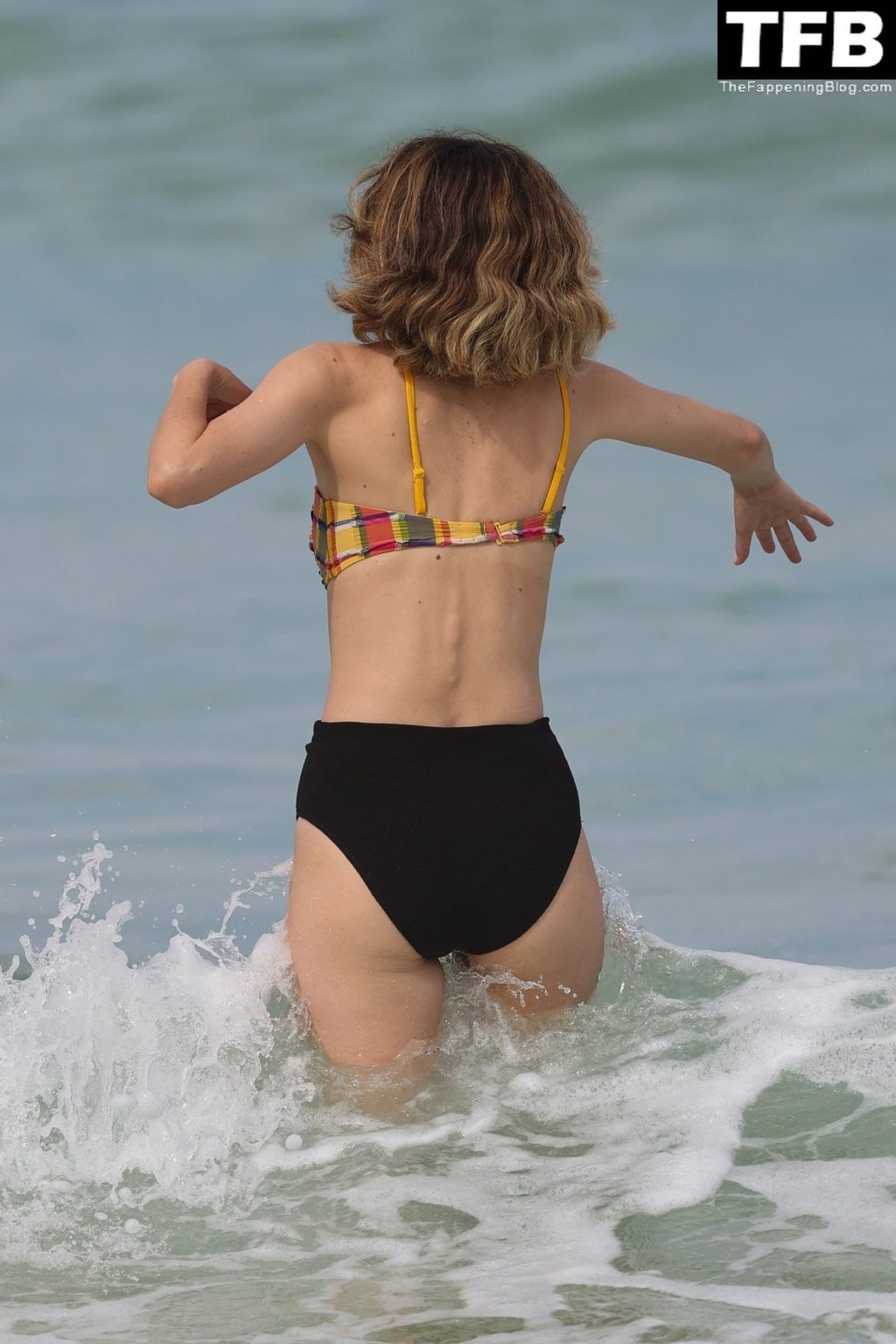 Rose Byrne Sexy The Fappening Blog 36 1024x1536 - Rose Byrne & Kick Gurry Enjoy a Day on the Beach in Sydney (90 Photos)