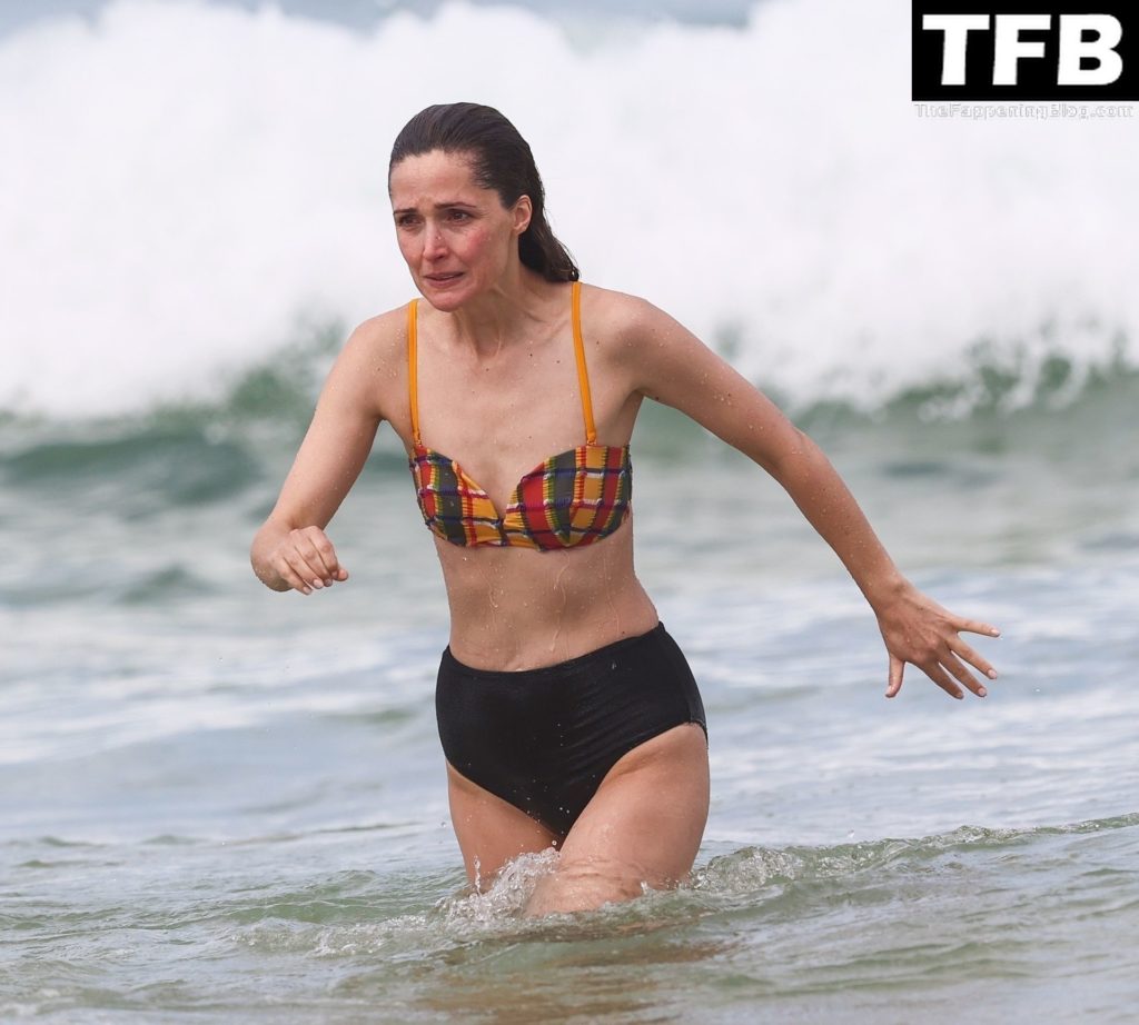 Rose Byrne Sexy The Fappening Blog 51 1024x922 - Rose Byrne & Kick Gurry Enjoy a Day on the Beach in Sydney (90 Photos)