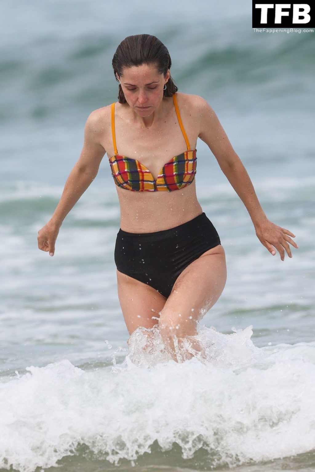 Rose Byrne Sexy The Fappening Blog 55 1024x1536 - Rose Byrne & Kick Gurry Enjoy a Day on the Beach in Sydney (90 Photos)