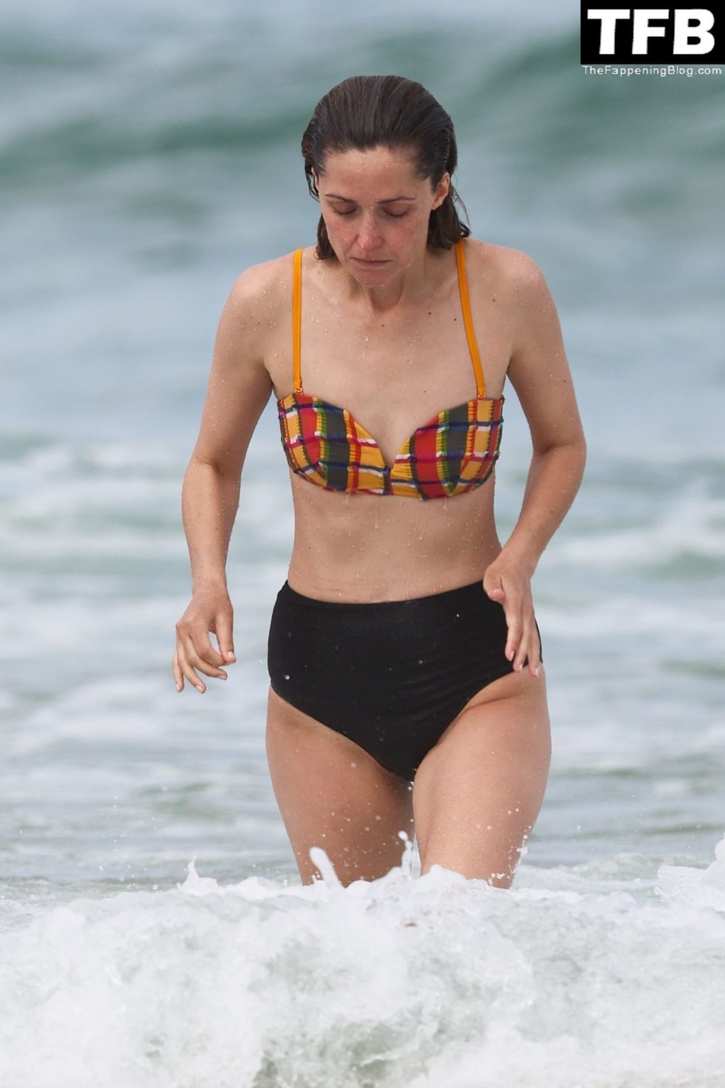 Rose Byrne Sexy The Fappening Blog 56 1024x1536 - Rose Byrne & Kick Gurry Enjoy a Day on the Beach in Sydney (90 Photos)
