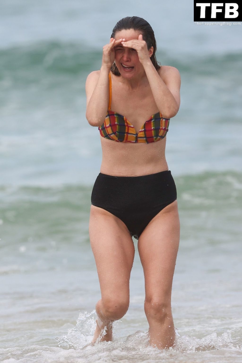Rose Byrne Sexy The Fappening Blog 65 1024x1536 - Rose Byrne & Kick Gurry Enjoy a Day on the Beach in Sydney (90 Photos)