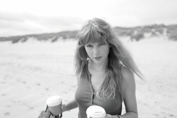 Taylor Swift GOrgeous on Beach thefappeningblog.com  1024x683 600x400 - Taylor Swift Sexy (8 New Photos)