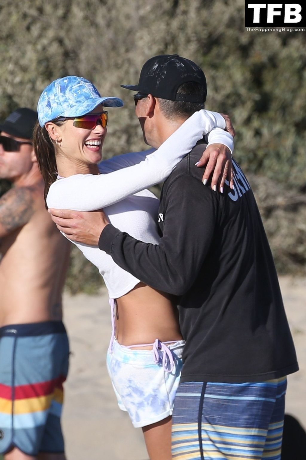 Alessandra Ambrosio Sexy The Fappening Blog 67 1024x1538 - Alessandra Ambrosio & Richard Lee Share Some PDA on the Beach During a Volleyball Match (114 Photos)