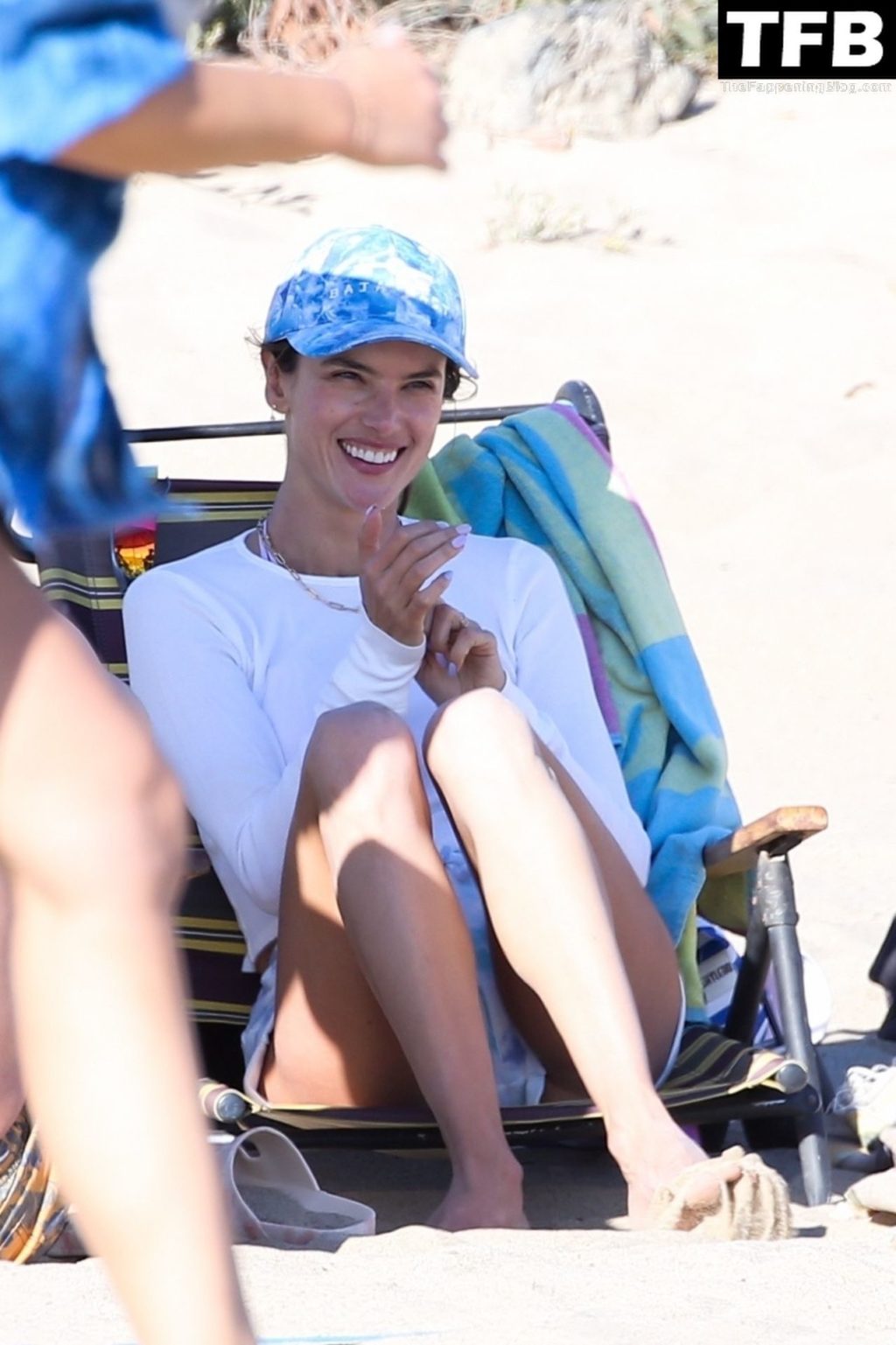 Alessandra Ambrosio Sexy The Fappening Blog 82 1024x1537 - Alessandra Ambrosio & Richard Lee Share Some PDA on the Beach During a Volleyball Match (114 Photos)
