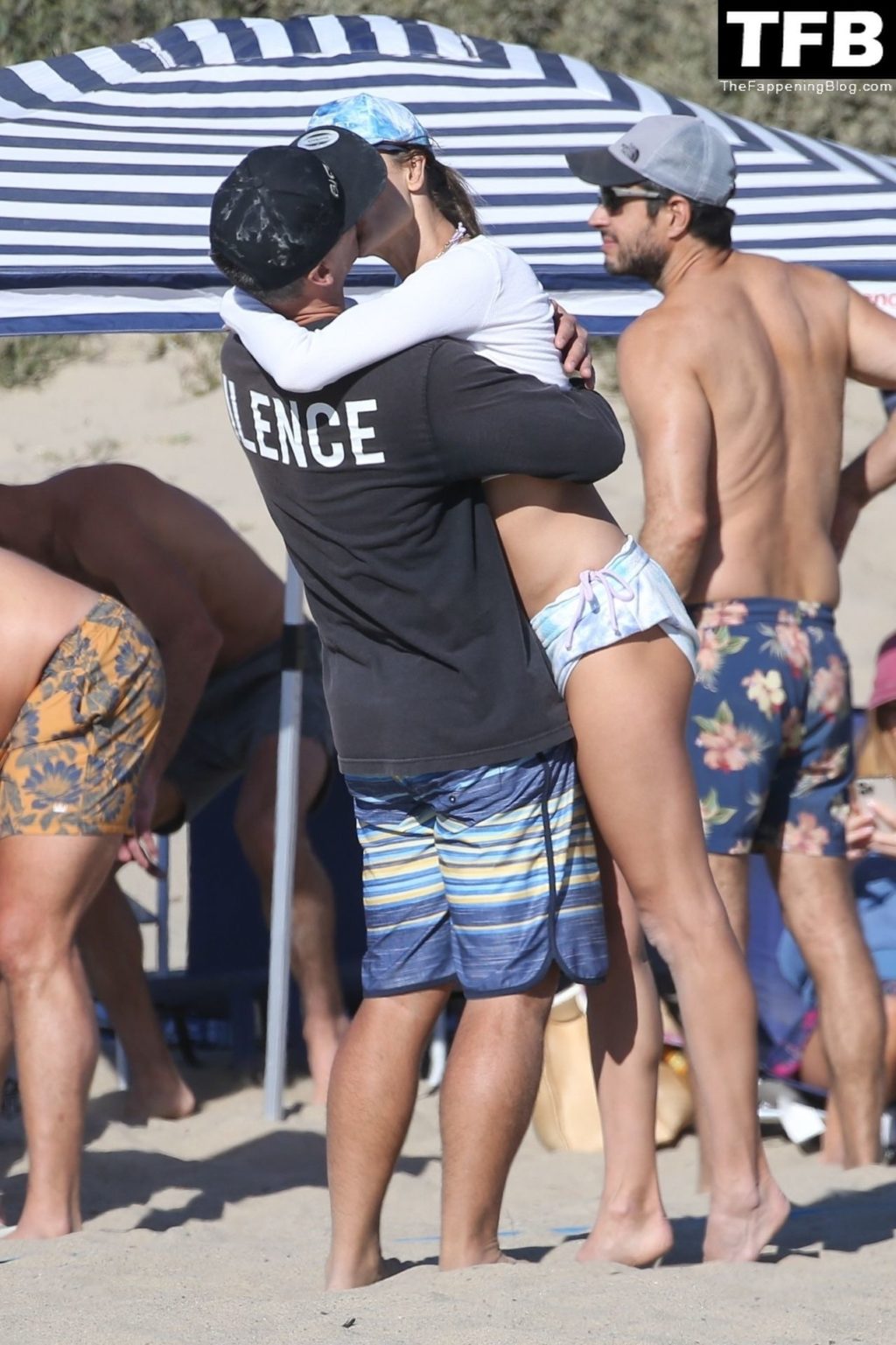 Alessandra Ambrosio Sexy The Fappening Blog 88 1024x1537 - Alessandra Ambrosio & Richard Lee Share Some PDA on the Beach During a Volleyball Match (114 Photos)