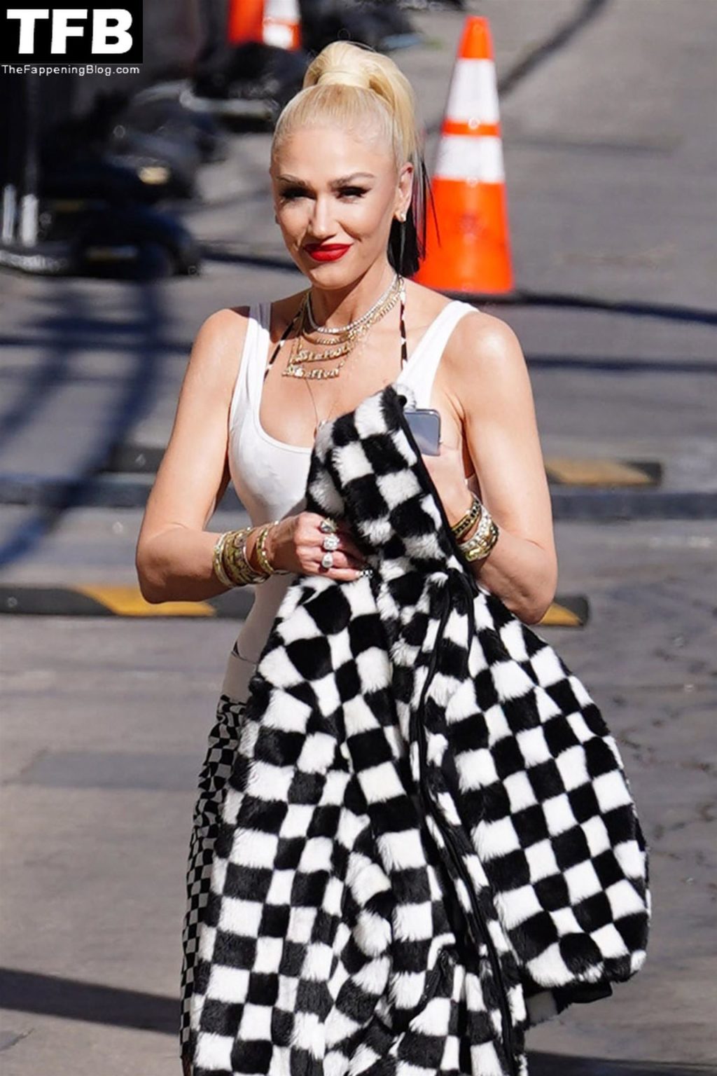 Gwen Stefani Sexy The Fappening Blog 37 1024x1536 - Gwen Stefani Arrives For an Appearance on Jimmy Kimmel Live! (87 Photos)