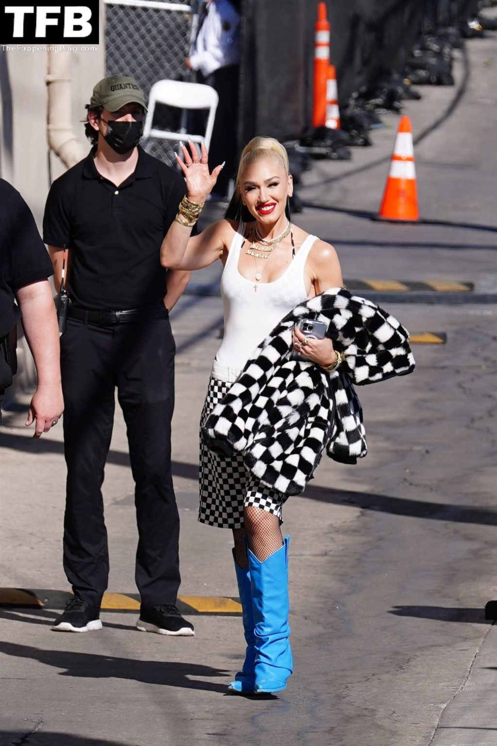 Gwen Stefani Sexy The Fappening Blog 39 1024x1536 - Gwen Stefani Arrives For an Appearance on Jimmy Kimmel Live! (87 Photos)
