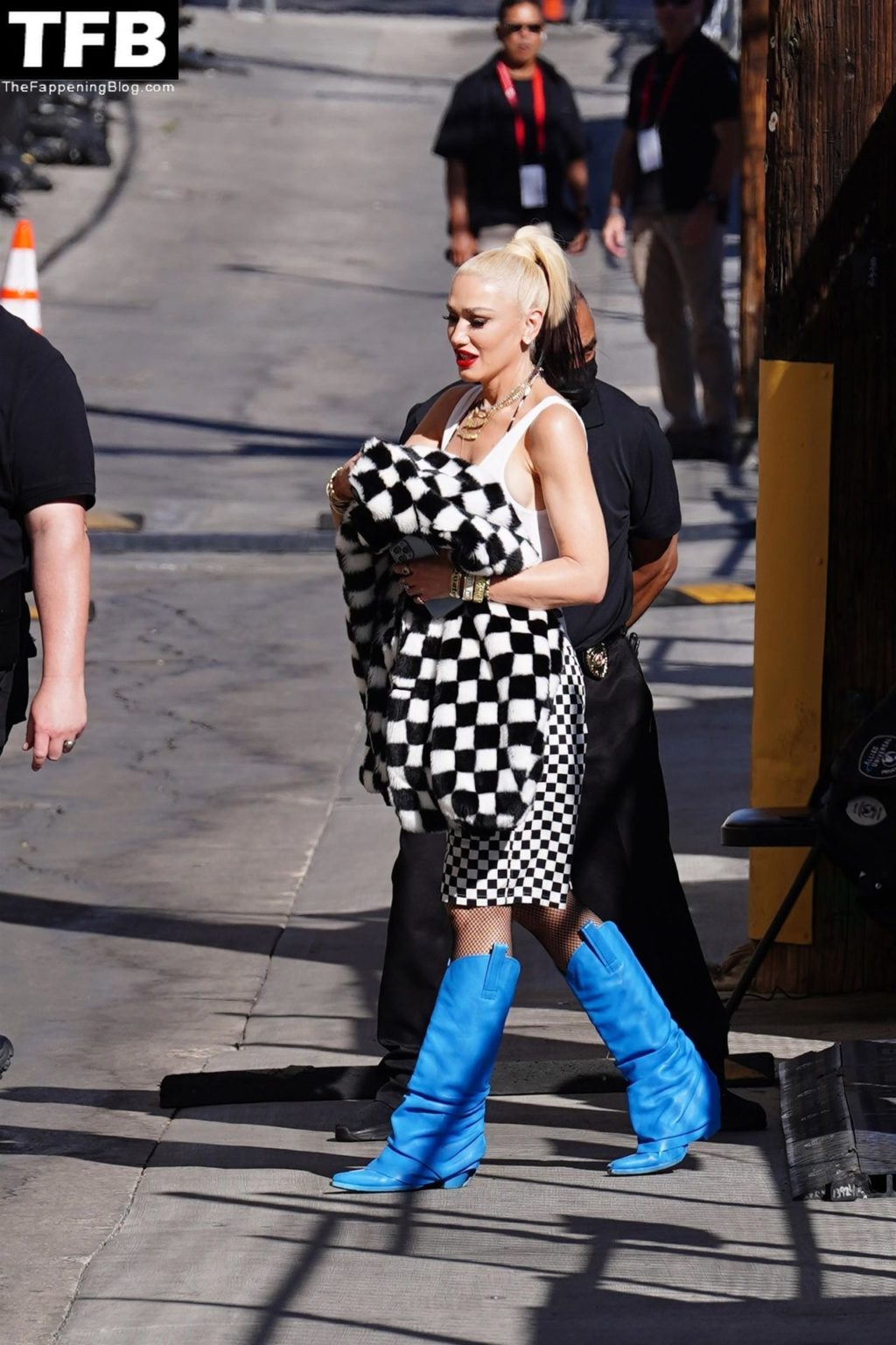 Gwen Stefani Sexy The Fappening Blog 47 1024x1536 - Gwen Stefani Arrives For an Appearance on Jimmy Kimmel Live! (87 Photos)