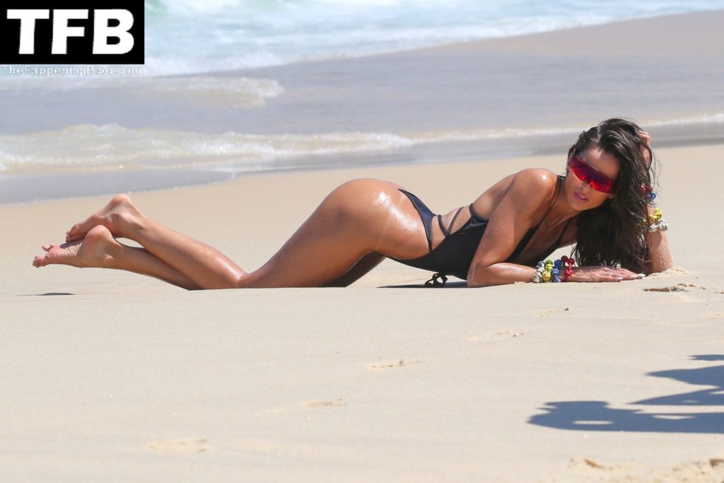 Izabel Goulart Sexy The Fappening Blog 21 1024x683 - Izabel Goulart is Pictured Doing a Sexy Shoot in Rio (38 Photos)