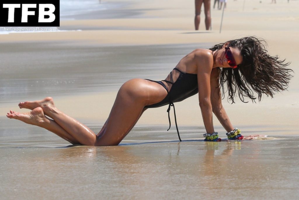 Izabel Goulart Sexy The Fappening Blog 22 1024x683 - Izabel Goulart is Pictured Doing a Sexy Shoot in Rio (38 Photos)