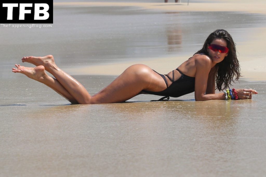 Izabel Goulart Sexy The Fappening Blog 23 1024x683 - Izabel Goulart is Pictured Doing a Sexy Shoot in Rio (38 Photos)