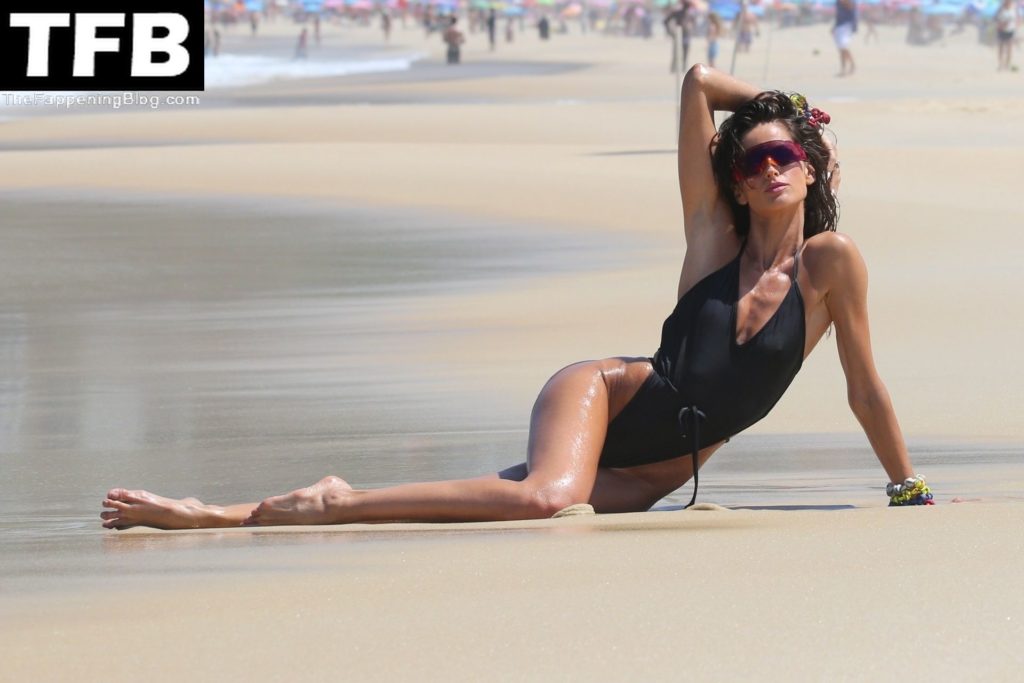 Izabel Goulart Sexy The Fappening Blog 25 1024x683 - Izabel Goulart is Pictured Doing a Sexy Shoot in Rio (38 Photos)