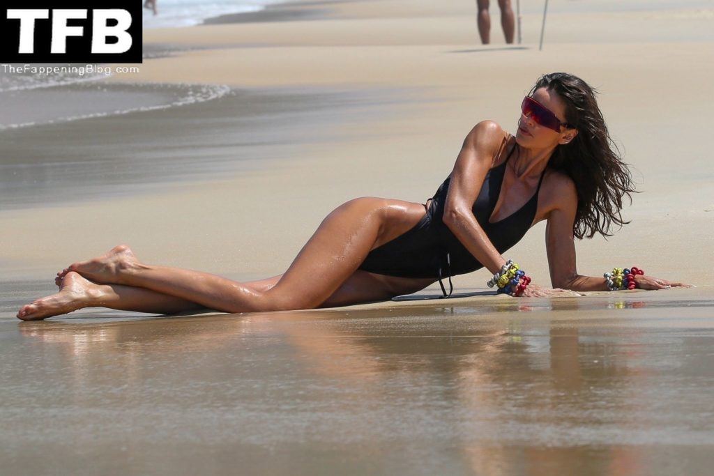 Izabel Goulart Sexy The Fappening Blog 28 1024x683 - Izabel Goulart is Pictured Doing a Sexy Shoot in Rio (38 Photos)