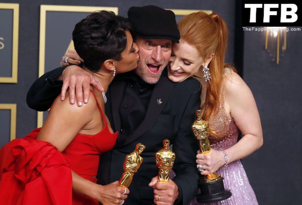 Jessica Chastain Sexy The Fappening Blog 16 2 1024x697 - Jessica Chastain Poses With Her Oscar at the 94th Academy Awards (150 Photos)