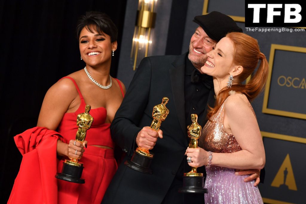 Jessica Chastain Sexy The Fappening Blog 28 2 1024x683 - Jessica Chastain Poses With Her Oscar at the 94th Academy Awards (150 Photos)