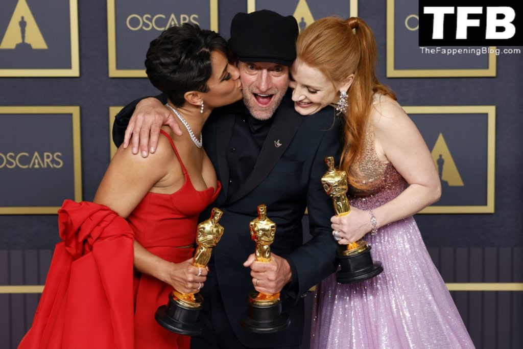 Jessica Chastain Sexy The Fappening Blog 47 1 1024x683 - Jessica Chastain Poses With Her Oscar at the 94th Academy Awards (150 Photos)