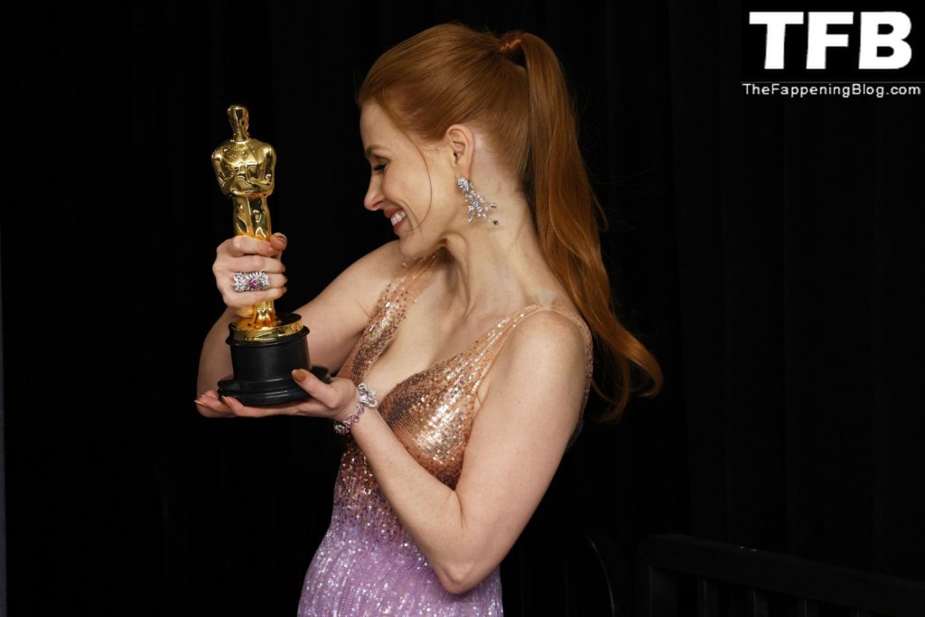 Jessica Chastain Sexy The Fappening Blog 55 1 1024x683 - Jessica Chastain Poses With Her Oscar at the 94th Academy Awards (150 Photos)