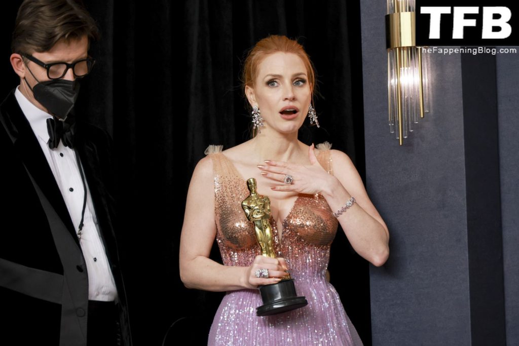 Jessica Chastain Sexy The Fappening Blog 64 1 1024x683 - Jessica Chastain Poses With Her Oscar at the 94th Academy Awards (150 Photos)
