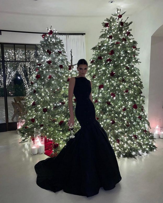Kendall Jenner Sexy In Carolina Herrera Christmas Dress TheFappening.Pro 1 624x780 - Kendall Jenner Three Hot Looks In Three Days (15 Photos)