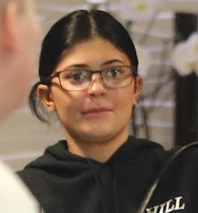 Kylie Jenner Sexy Nerd 5 - Kylie Jenner Sexy Casual Look (6 Photos)