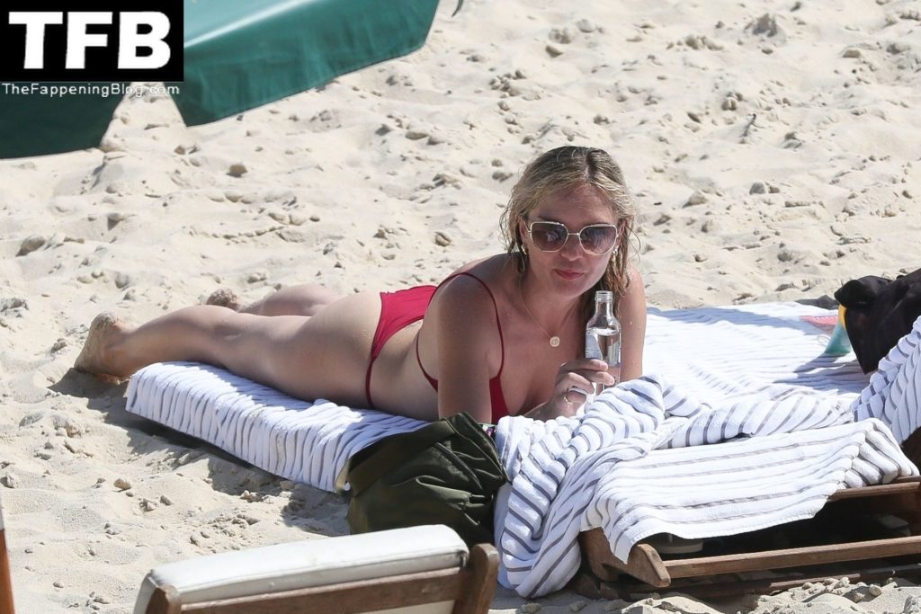 Melissa Cohen Sexy The Fappening Blog 19 1024x683 - Melissa Cohen Looks Fit and Fabulous in a Tiny Red Bikini as She Relaxes in Rio de Janeiro (32 Photos)