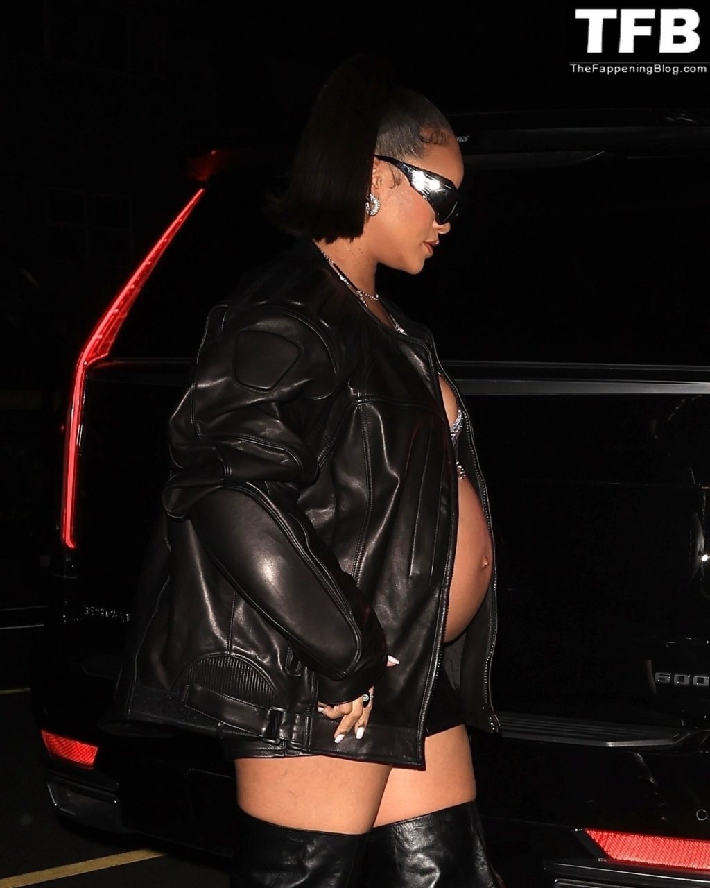 Rihanna Sexy The Fappening Blog 11 3 1024x1280 - Rihanna Puts Her Belly Bump on Display as She Steps Out for a Late-Night Dinner with Friends (37 Photos)