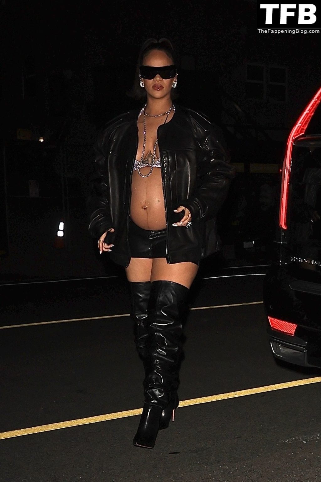 Rihanna Sexy The Fappening Blog 2 3 1024x1536 - Rihanna Puts Her Belly Bump on Display as She Steps Out for a Late-Night Dinner with Friends (37 Photos)