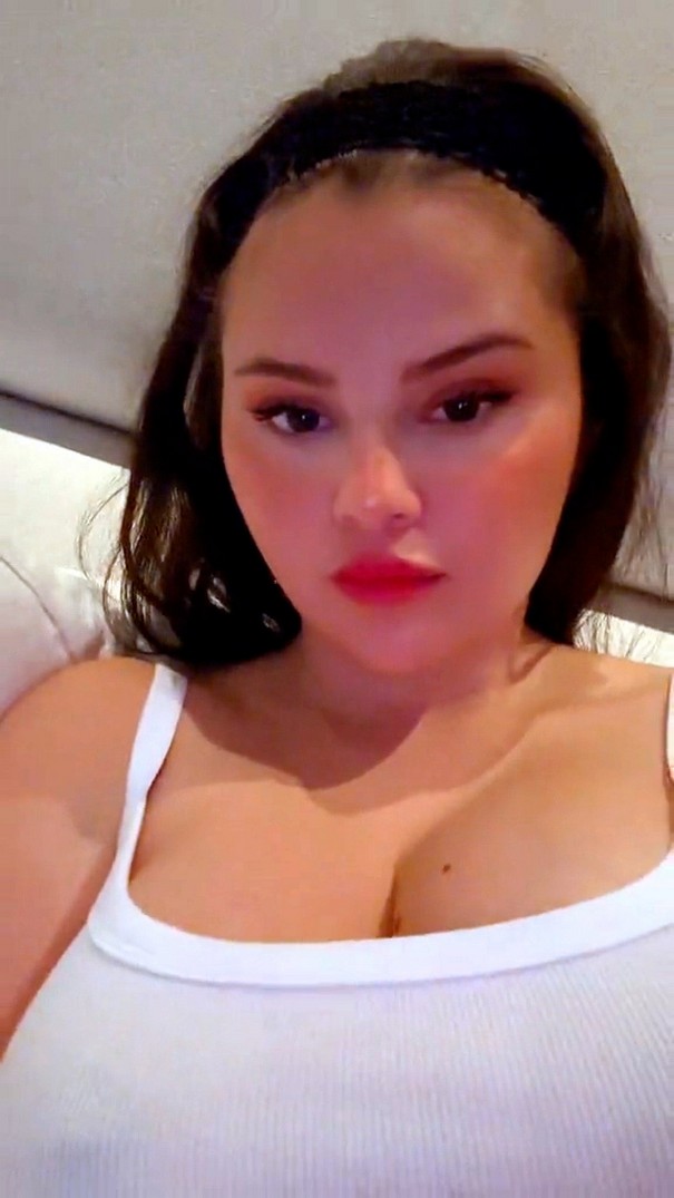 Selena Gomez Braless TheFappening.Pro 2 - Selena Gomez Exposed Her Tits Braless (4 Photos)