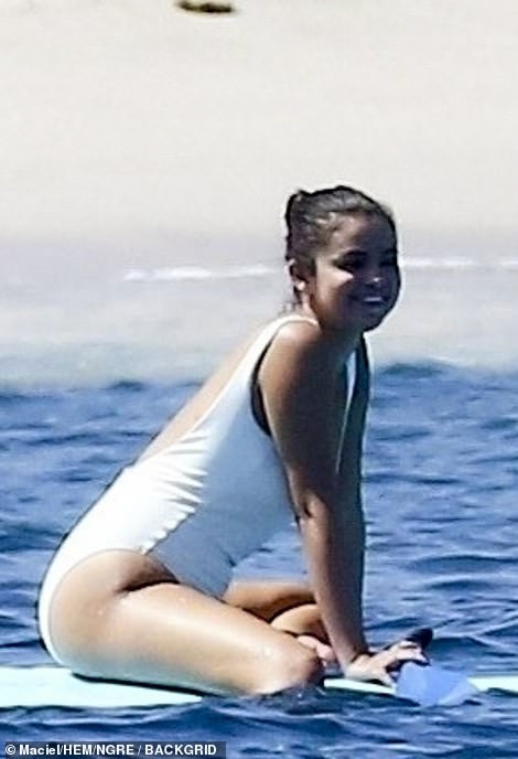 Selena Gomez Latina Ass 16 - Selena Gomez Sexy (36 Photos)