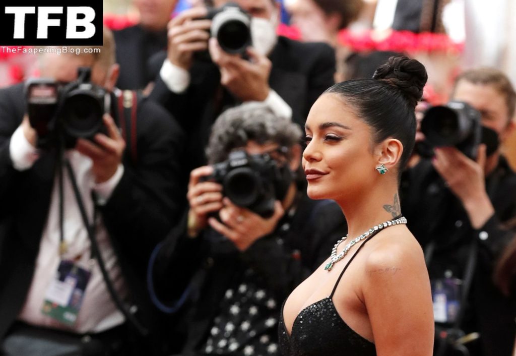 Vanessa Hudgens Sexy The Fappening Blog 80 1 1024x706 - Vanessa Hudgens Poses on the Red Carpet at the 94th Annual Academy Awards (83 Photos)