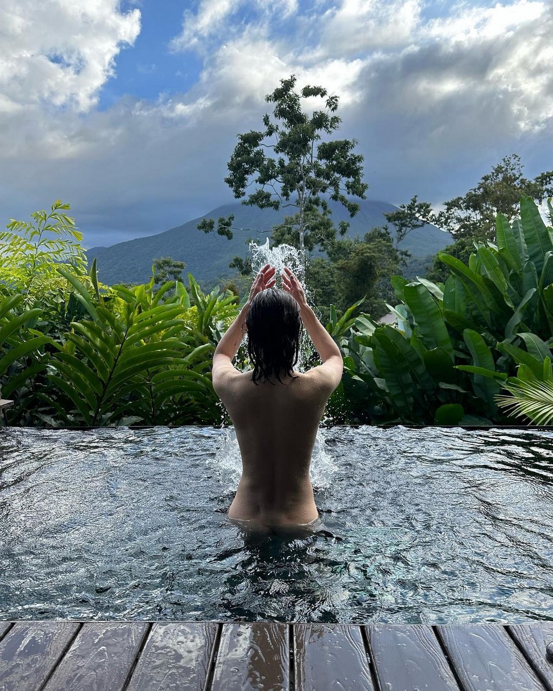 Alexandra Daddario Nude TheFappening.Pro 1 - Alexandra Daddario Naked In Pool (2 Photos)