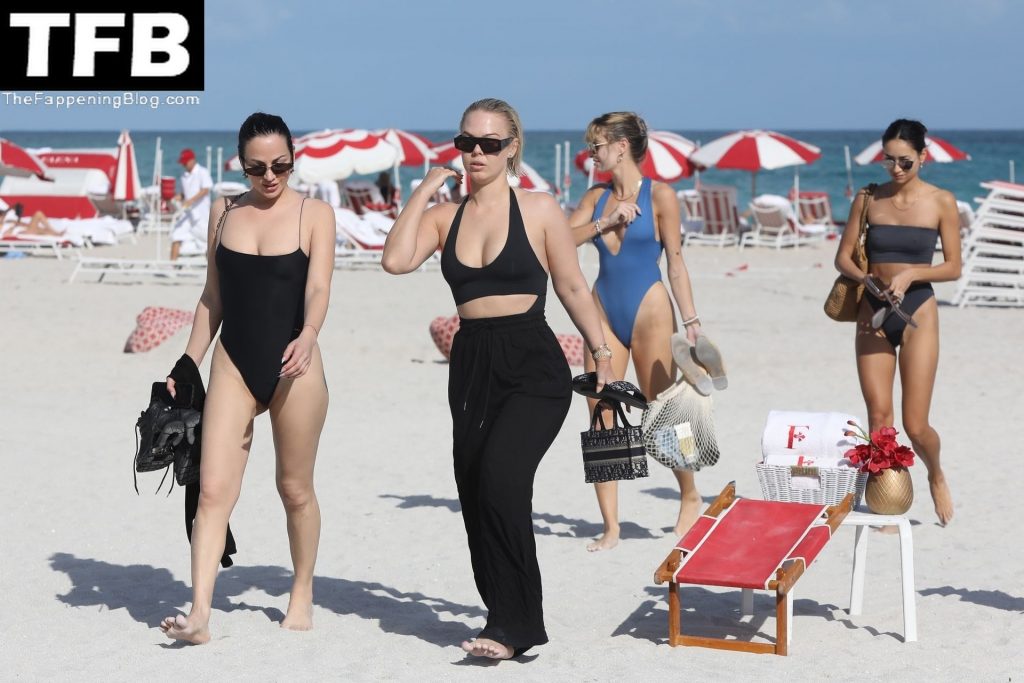 Bianca Elouise Sexy The Fappening Blog 30 1 1024x683 - Bianca Elouise and Her Girls Show Off Their Curves in Miami (44 Photos)