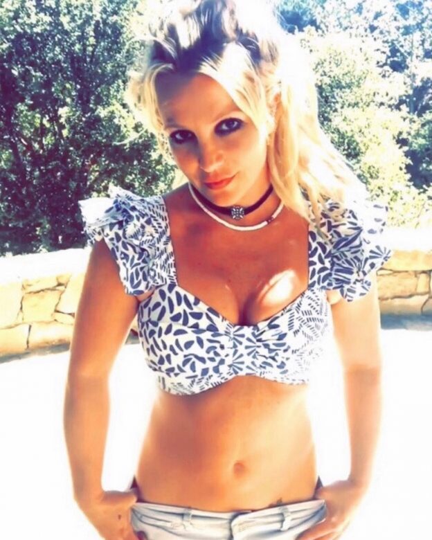 Britney Spears Tits In Cleavage TheFappeningPro 11 624x780 - Britney Spears Pokies (3 Photos)