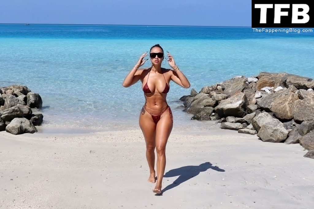 Draya Michele Sexy The Fappening Blog 15 1024x683 - Draya Michele Puts On a Very Cheeky Display as She is Spotted Walking on a Beach in Maldives (23 Photos)