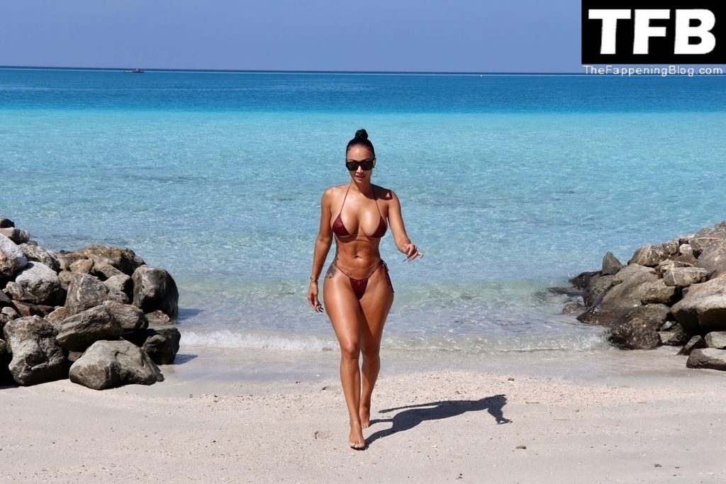 Draya Michele Sexy The Fappening Blog 16 1024x683 - Draya Michele Puts On a Very Cheeky Display as She is Spotted Walking on a Beach in Maldives (23 Photos)