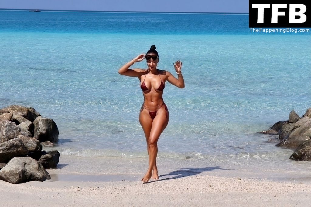 Draya Michele Sexy The Fappening Blog 22 1024x683 - Draya Michele Puts On a Very Cheeky Display as She is Spotted Walking on a Beach in Maldives (23 Photos)