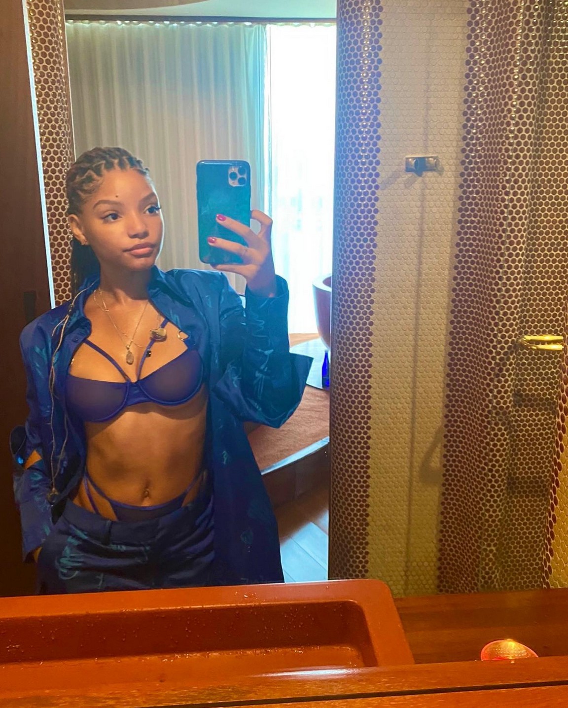 Halle Bailey Selfie TheFappening.pro 3 - Halle Bailey Nude Singer And Little Mermaid Ariel (36 Photos And Video)