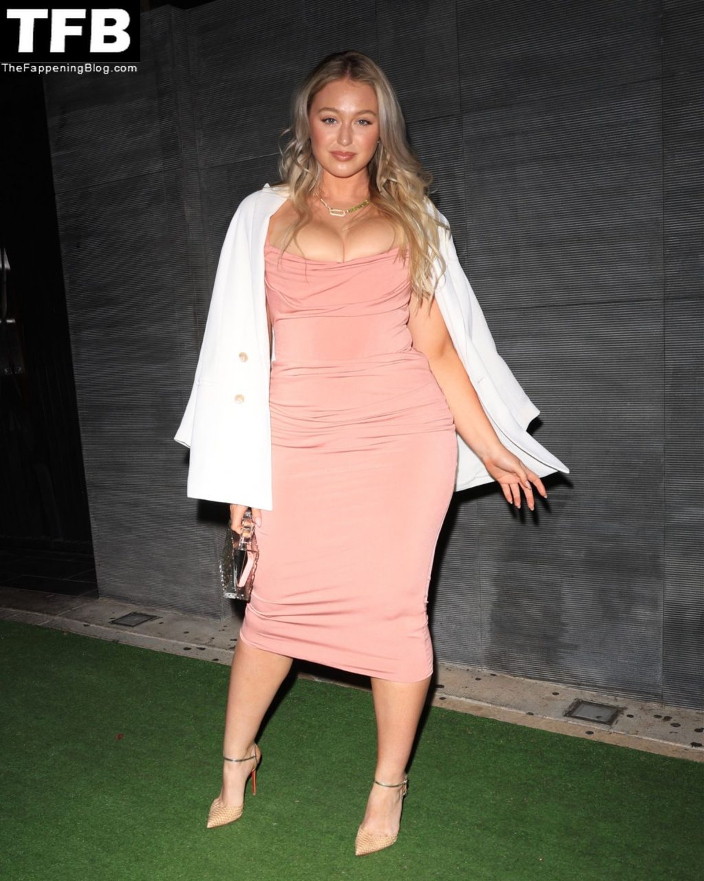 Iskra Lawrence Sexy The Fappening Blog 5 1024x1281 - Iskra Lawrence Displays Her Curves While Grabbing Dinner at Nobu (24 Photos + Video)