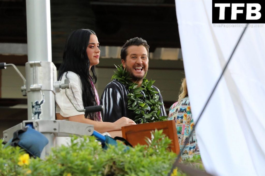 Katy Perry Tits The Fappening Blog 17 1024x683 - Katy Perry Shows Her Underboob Filming a New Season of American Idol in Maui (70 Photos)