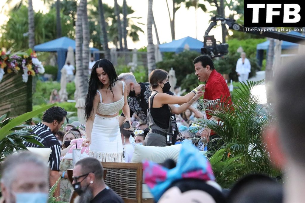 Katy Perry Tits The Fappening Blog 2 1024x683 - Katy Perry Shows Her Underboob Filming a New Season of American Idol in Maui (70 Photos)