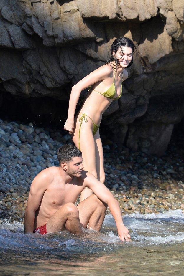 Kendall Jenner Bikini In Ponza TheFappening.Pro 1 624x937 - Kendall Jenner In Black Pantyhose (8 Photos)