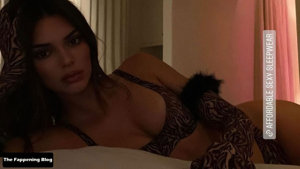 Kendall Jenner Sexy in Bra 1 thefappeningblog.com  1024x576 - Kendall Jenner Nude & Sexy Collection (28 Photos)